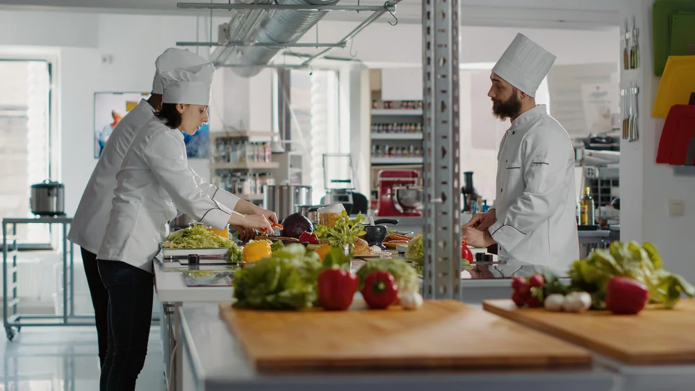 central kitchen adalah
