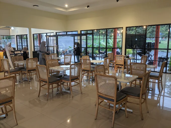 ruangan indoor cafe tepi sawah